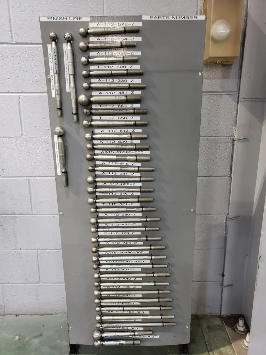 Torneado CNC de piezas de la columna de dirección de vehículos Toyota, en una planta de producción de la marca en EEUU
